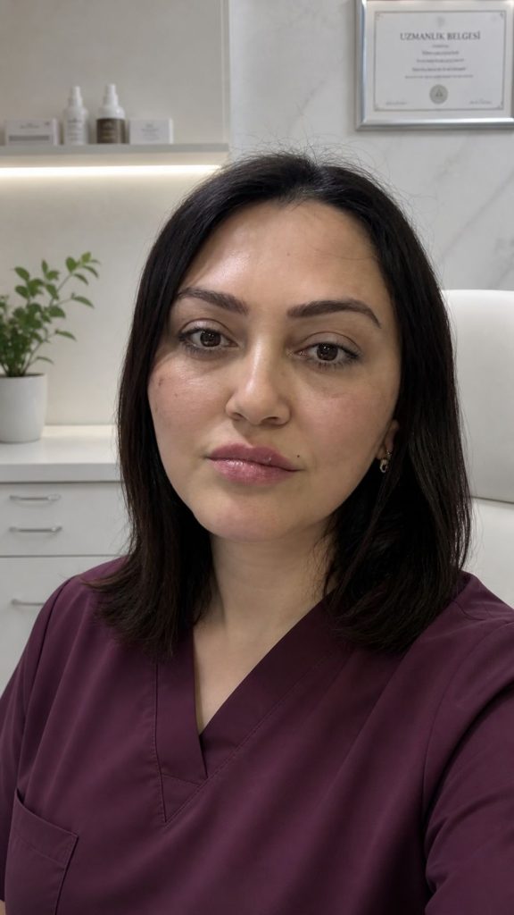 Tüp bebek (IVF) danışmaanlığı veren kadın doğum uzmanı klinik ortamında